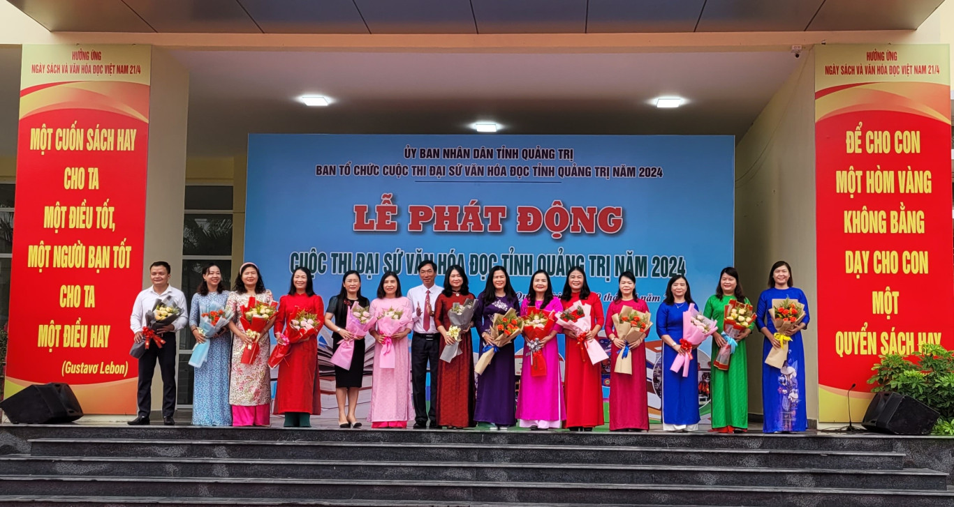Ban tổ chức tặng hoa cho 14 trường học tham dự